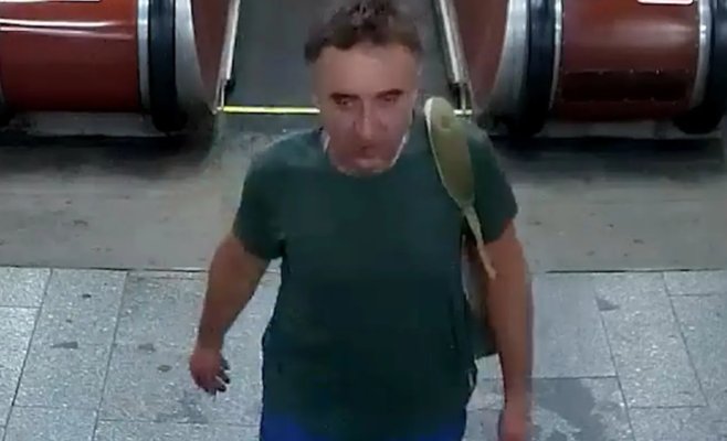 Мужчина на эскалаторе тяжело ранил пенсионерку и ушел дальше. Полиция ищет подозреваемого с видеозаписи