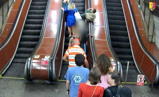 Мужчина на эскалаторе тяжело ранил пенсионерку и ушел дальше. Полиция ищет подозреваемого с видеозаписи