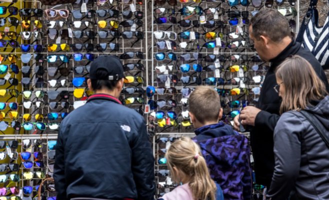 Инспекторы проверили солнцезащитные очки: почти 90% не прошли контроль