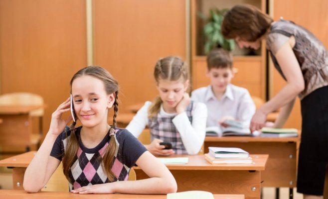Во Всетине будут отбирать мобильные телефоны у школьников по утрам: родители недовольны