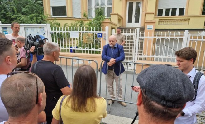 Украинцы протестовали в Праге: Родная страна не выдает паспорта и принуждает к возвращению