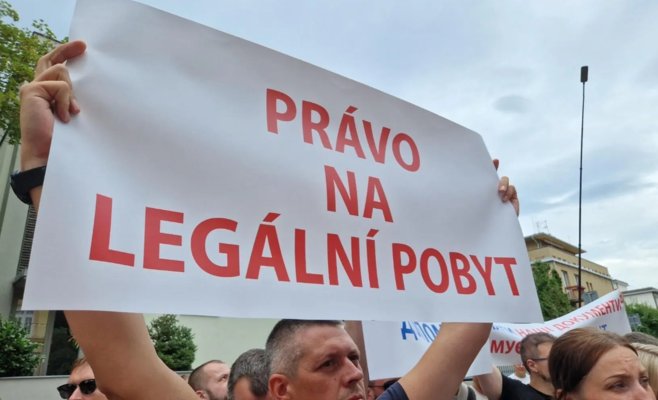Украинцы протестовали в Праге: Родная страна не выдает паспорта и принуждает к возвращению