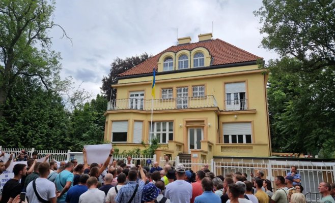 Украинцы протестовали в Праге: Родная страна не выдает паспорта и принуждает к возвращению