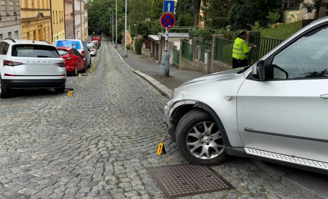Пьяная женщина водитель BMW не справилась с управлением в Праге и повредила несколько автомобилей