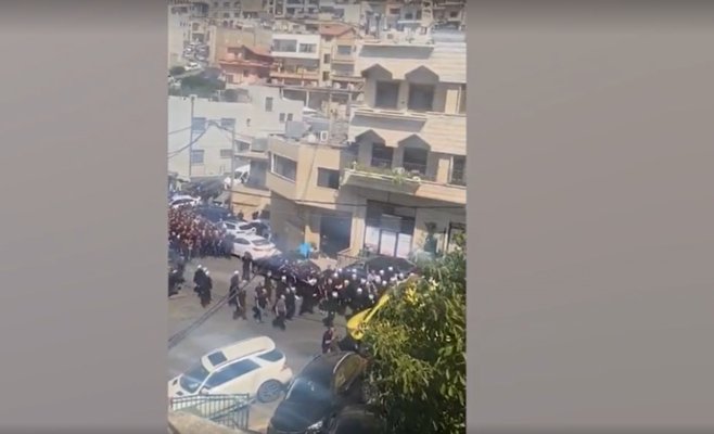 Тысячи людей пришли на похороны детей в Мадждал Шамсе: Родственники падали в обморок