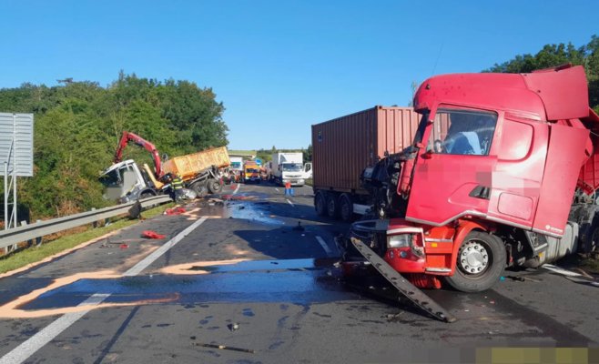 Автомагистраль D7 стоит и будет стоять долго: на дороге после аварии настоящий хаос