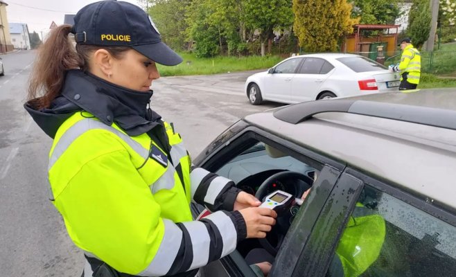 Алкотест женщины водителя показал почти промилле: