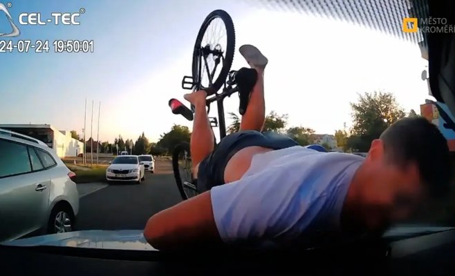 Опасная встреча: пьяный велосипедист врезался в патрульную машину в Кромержиже