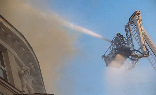 Пожар в школах в Ческом-Тешине: спасатели продолжают борьбу