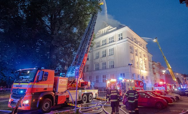 Пожар в школах в Ческом-Тешине: спасатели продолжают борьбу