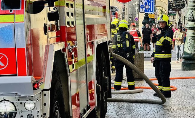 Эвакуация ресторана в центре Праги: пожар в кондиционере и мусоре