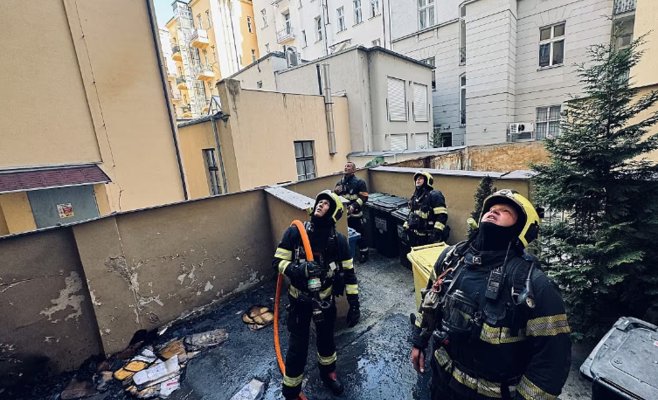 Эвакуация ресторана в центре Праги: пожар в кондиционере и мусоре