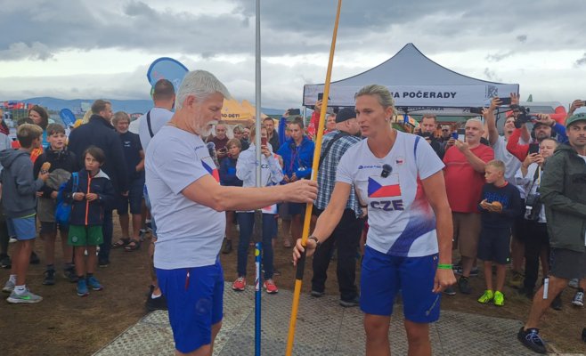 Президент Павел испытал несколько олимпийских видов спорта у озера Мост