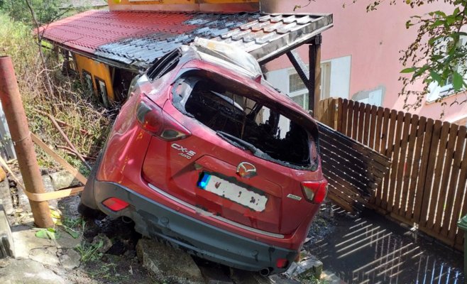 Автомобиль врезался в дом на Соколовске: «Машина влетела прямо в наш дом»