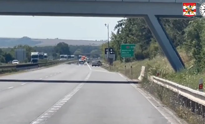 Водитель спешил в аэропорт по трассе около Брно: сначала ехал слишком быстро, потом сдавал назад из пробки