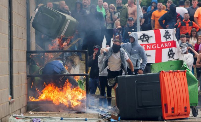 В английском Ротерхэме протестующие ворвались в отель с беженцами