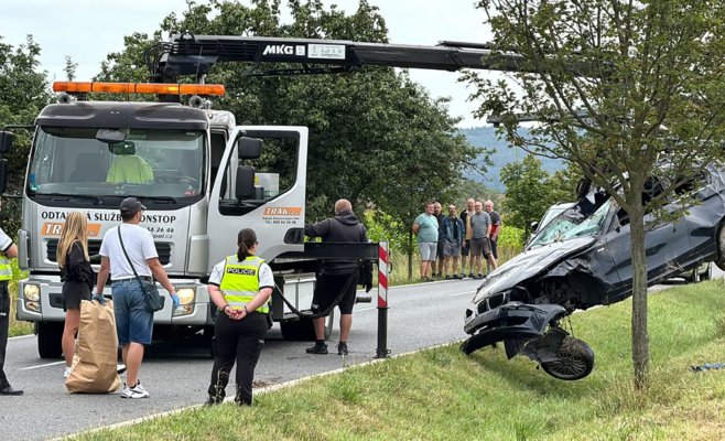 Женщина водитель погибла в перевернувшейся машине, с ней ехали двое детей
