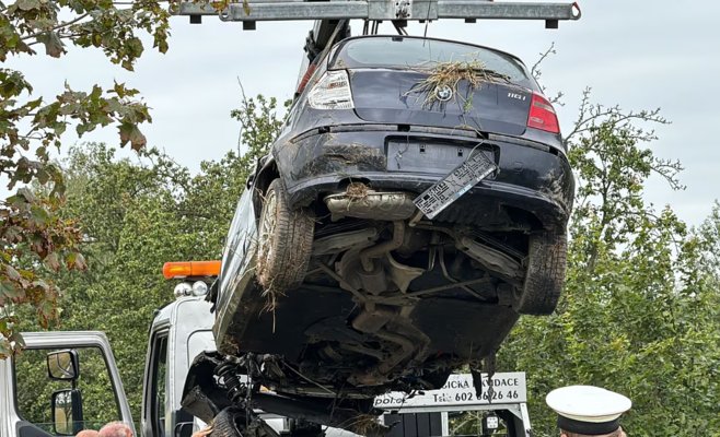 Женщина водитель погибла в перевернувшейся машине, с ней ехали двое детей
