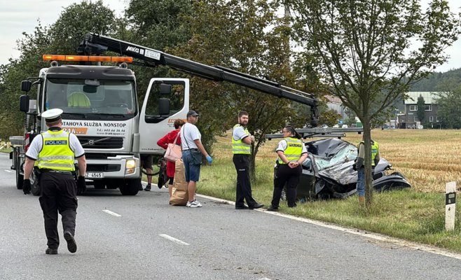Женщина водитель погибла в перевернувшейся машине, с ней ехали двое детей
