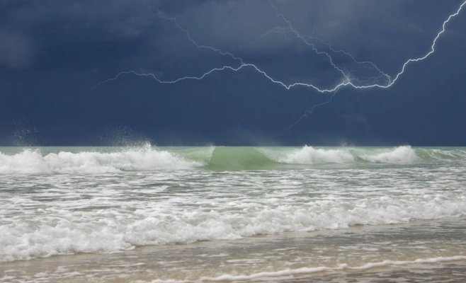 Молния ударила на заполненном пляже в Адриатике, три женщины пострадали