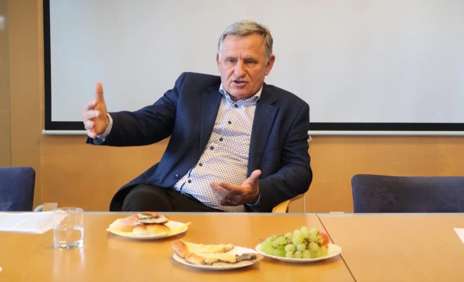 Министерство считает запрет мобильных телефонов в школах Чунка незаконным