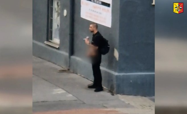 Мужчина с утренним кофе и сигаретой час мастурбировал на улице