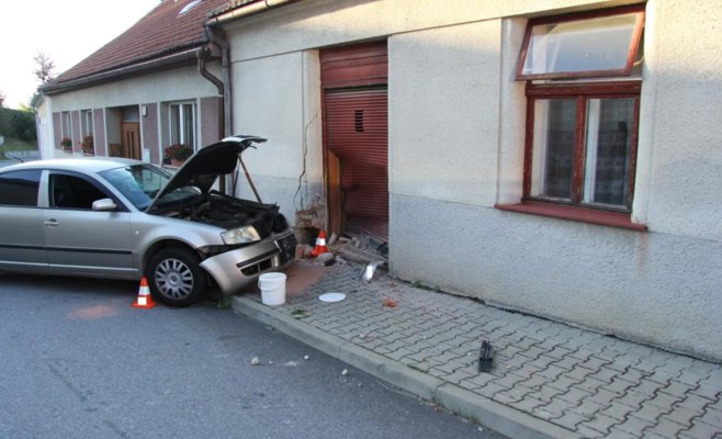 Пьяная 18-летняя девушка врезалась на автомобиле в дом на Прахатицке, пострадала сама и её пассажир