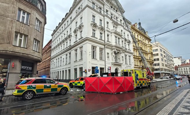 В центре Праги на мужчину на остановке обрушилась часть здания, он погиб на месте
