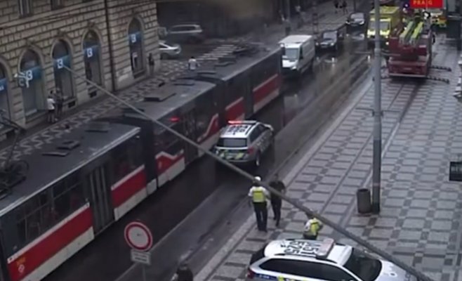 В центре Праги на мужчину на остановке обрушилась часть здания, он погиб на месте