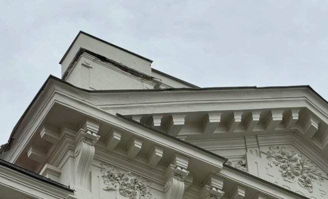 Карниз, упавший на мужчину и убивший его, сорвался с недавно отремонтированного здания страховой компании
