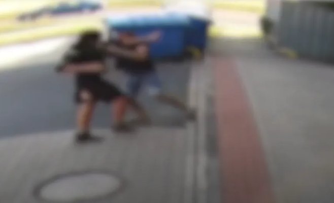 Отказал в 10 кронах — поплатился жестоким нападением: что произошло у магазина в Праге