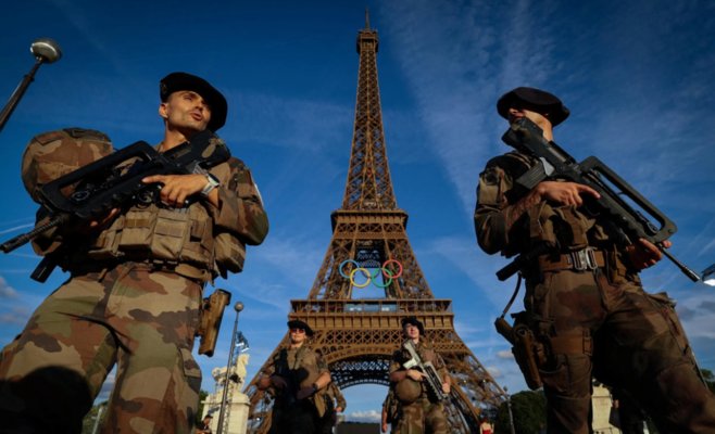 В Париже эвакуировали Эйфелеву башню: неизвестный мужчина попытался взобраться на сооружение