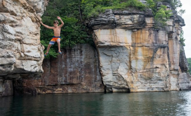 Паралич после прыжка в воду и падения с батута: летние травмы в разгаре