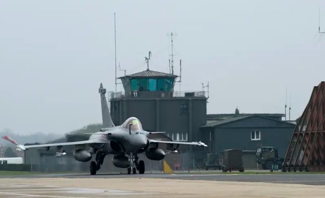 Во Франции столкнулись два истребителя: один пилот найден, двоих продолжают искать