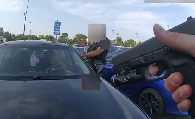 Полицейского обвиняют в убийстве беременной женщины, подозреваемой в краже