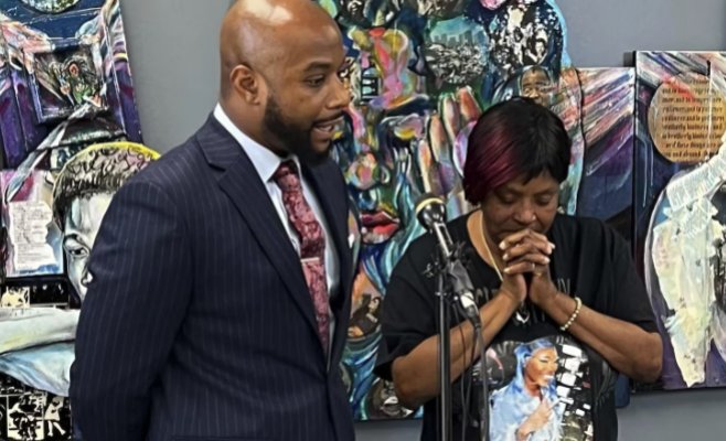 Полицейского обвиняют в убийстве беременной женщины, подозреваемой в краже