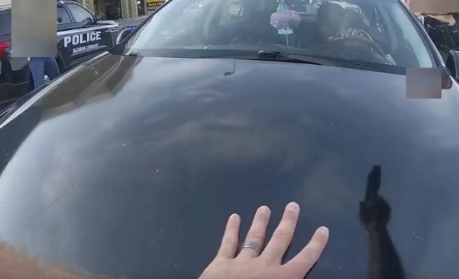 Полицейского обвиняют в убийстве беременной женщины, подозреваемой в краже