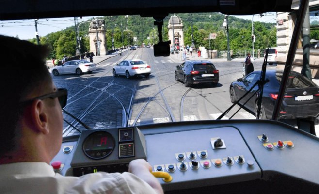 «В кабине может быть жарче 50 градусов», — рассказывает пражский трамвайщик