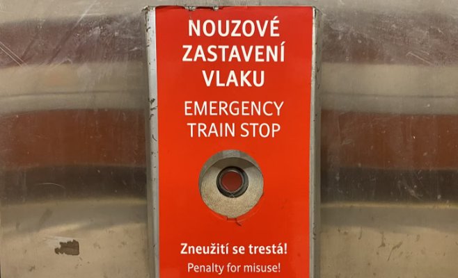 Трагедия в метро: слепой мужчина мог бы выжить, если бы сработала экстренная кнопка. Мы проверили, как это работает.