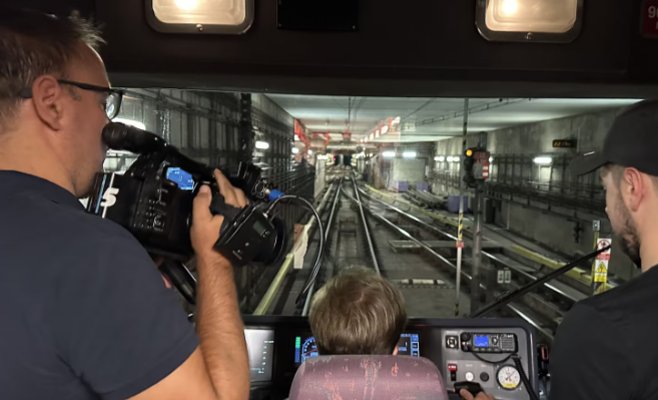 Трагедия в метро: слепой мужчина мог бы выжить, если бы сработала экстренная кнопка. Мы проверили, как это работает.