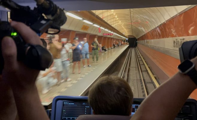 Трагедия в метро: слепой мужчина мог бы выжить, если бы сработала экстренная кнопка. Мы проверили, как это работает.