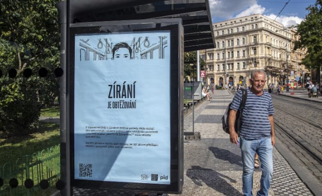 Женщины меняют маршруты из-за сексуальных домогательств в общественном транспорте. Новая кампания борется с проблемой.