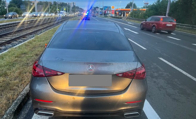 Водитель оставил Mercedes на рельсах в Остраве, сбежал, а в машину врезалась трамвай