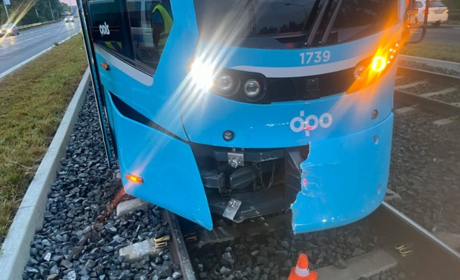 Водитель оставил Mercedes на рельсах в Остраве, сбежал, а в машину врезалась трамвай