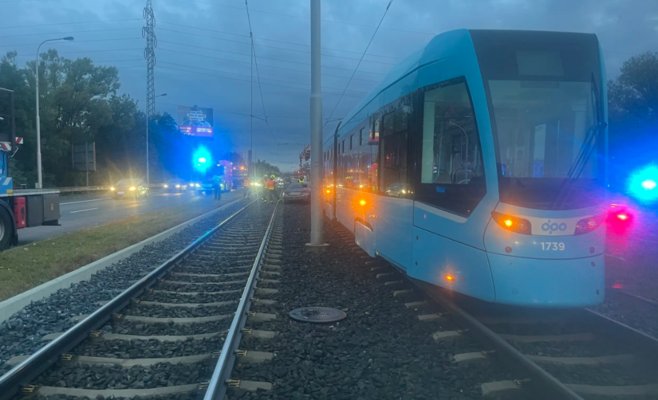 Водитель оставил Mercedes на рельсах в Остраве, сбежал, а в машину врезалась трамвай