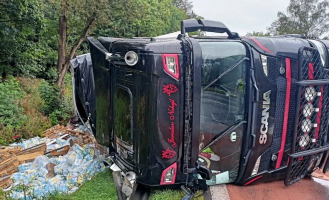 На трассе из Карловых Вар в Прагу перевернулся грузовик с минеральной водой