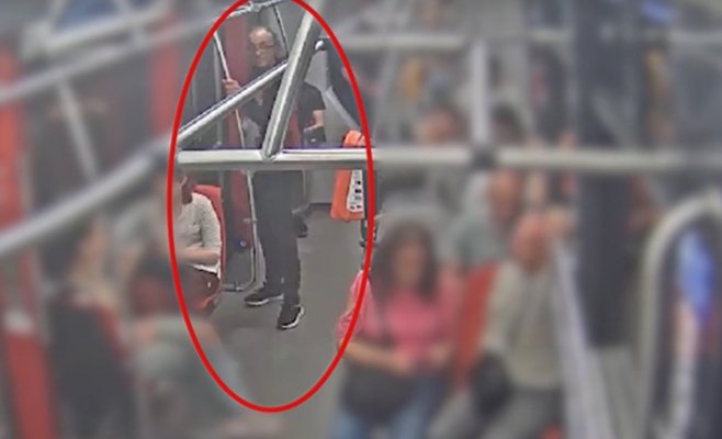 Неизвестный мужчина снова мастурбировал в пражском трамвае. Камера зафиксировала его на том же месте спустя год