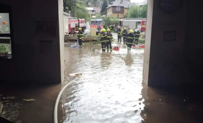 Шторм с молниями разрушил семейную стеклодувную мастерскую в Стaхах — владельцы остались без страховки