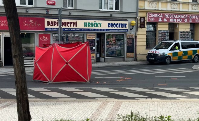 В Праге женщина погибла под колёсами грузовика, водитель скрылся с места ДТП