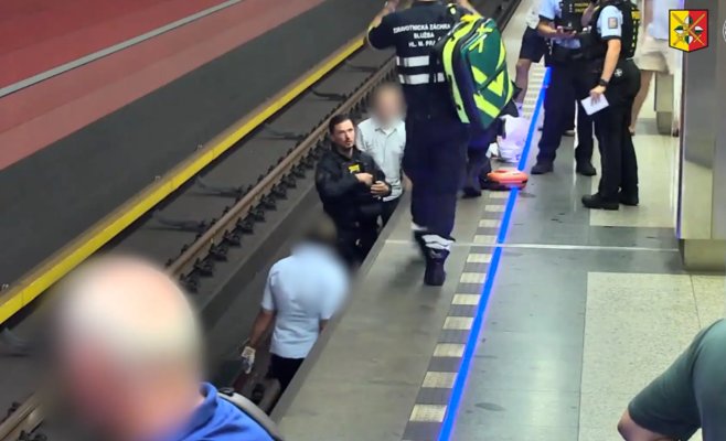 В Праге пьяная женщина упала на рельсы в метро, прохожие спасли её с помощью кнопки экстренной остановки